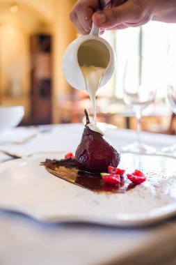 Şef dökme krem üzerinde armut