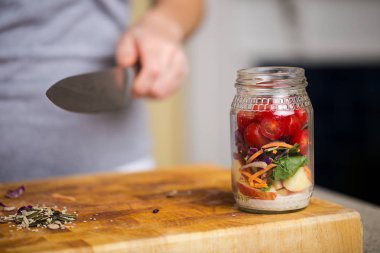 Bir kavanoz içinde sağlıklı taze salata