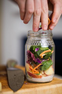 Bir kavanoz içinde sağlıklı taze salata