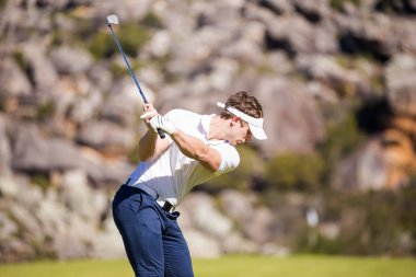 onun vuruş için PIN planlama golfçü