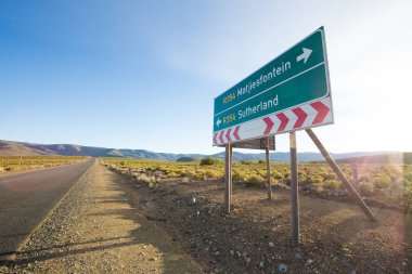 Yol işaret karayolu üzerinde 