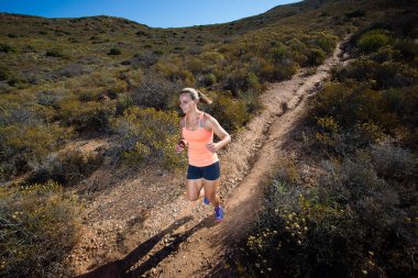 Kadın triatlet bir iz üzerinde çalışan