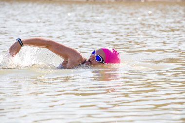 kadın triatlet bir baraj Yüzme