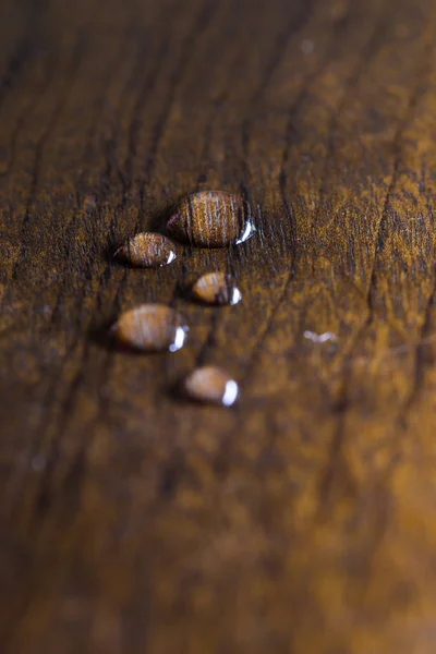 Wassertropfen auf der Oberfläche — Stockfoto