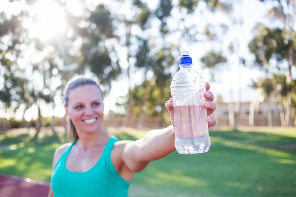 그녀의 물 병 들고 하는 운동 선수 — 스톡 사진