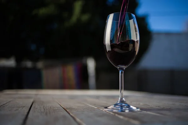 Bardak kırmızı şarap — Stok fotoğraf