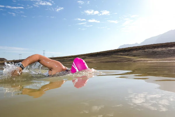 Mujer triatleta nadando en una presa —  Fotos de Stock