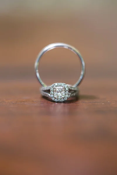 Wedding rings on table — Stock Photo, Image