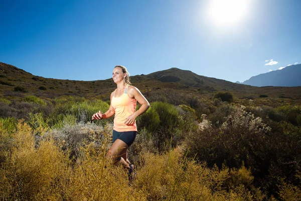 Triatleta corriendo por un sendero —  Fotos de Stock