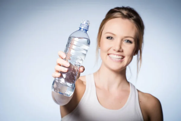 Модель, що показує пляшку води — стокове фото
