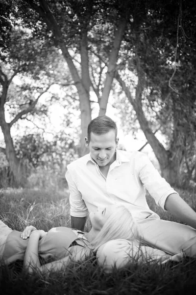 夏の日の公園で若いカップル. — ストック写真