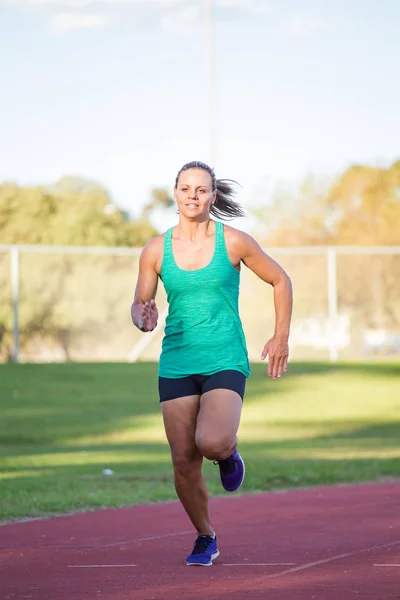 Ajuste mujer atleta primavera — Foto de Stock