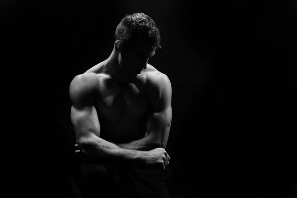 Male fitness model showing muscles — Stock Photo, Image