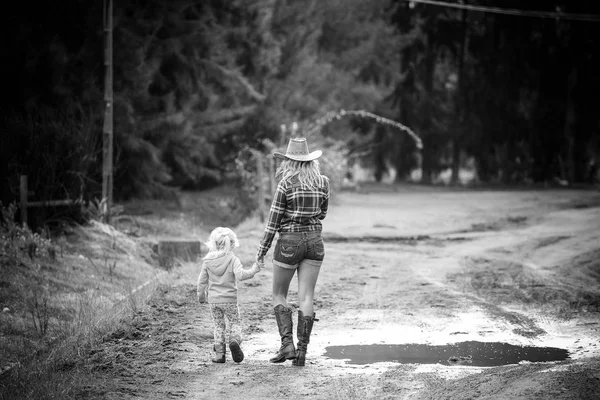Kvinna med liten flicka promenader — Stockfoto