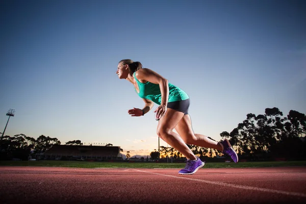 Ajuste mujer atleta primavera — Foto de Stock