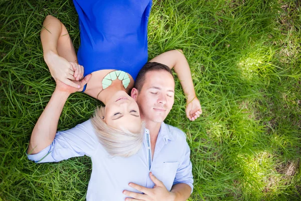 Ungt par en sommardag i en park. — Stockfoto