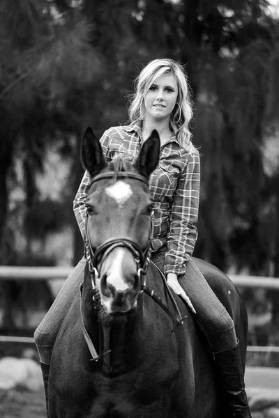Linda elegância cowgirl com cavalo — Fotografia de Stock
