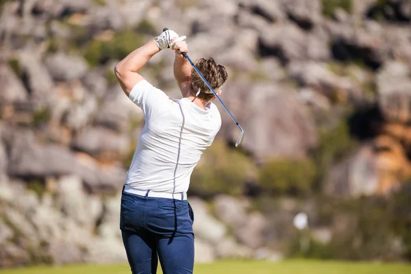 Golfista planejando seu tiro para o alfinete — Fotografia de Stock