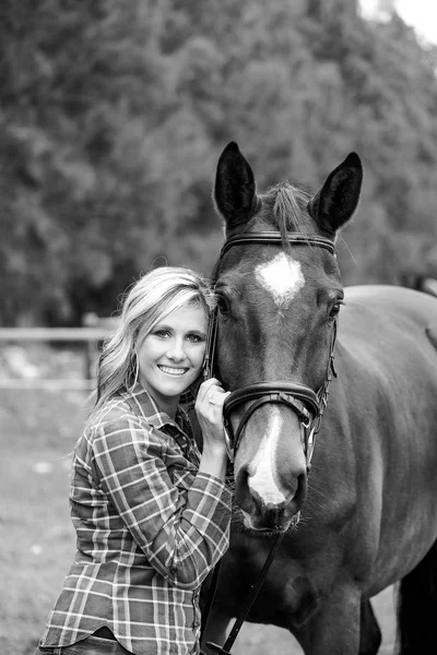 Bella eleganza cowgirl con cavallo — Foto Stock