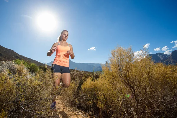 Triatleta feminina correndo em uma trilha — Fotografia de Stock