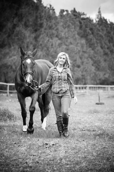 Schöne Eleganz Cowgirl mit Pferd — Stockfoto