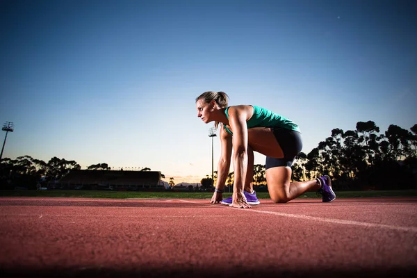 Ajuste mujer atleta primavera — Foto de Stock