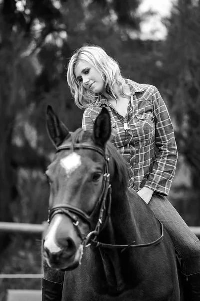 Красивая элегантная ковбойша с лошадью — стоковое фото