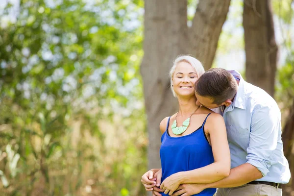 Ungt par en sommardag i en park. — Stockfoto