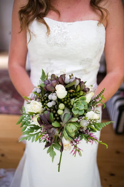 Bouquet in bride's hands — Stock Photo, Image