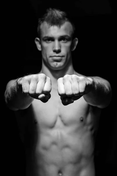 Male fitness model showing muscles — Stock Photo, Image