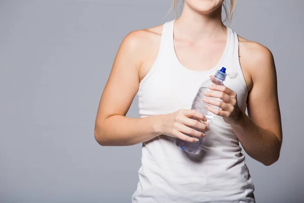 Фітнес-модель, що тримає пляшку води — стокове фото