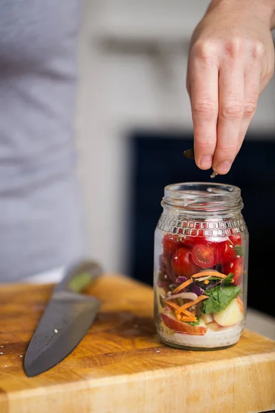 Ensalada fresca saludable en un frasco — Foto de Stock