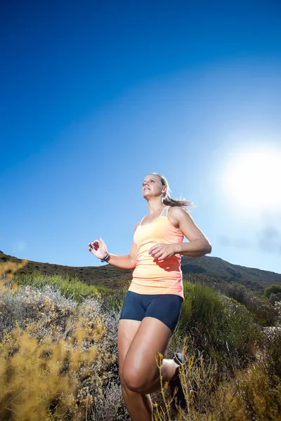 Triatleta corriendo por un sendero —  Fotos de Stock