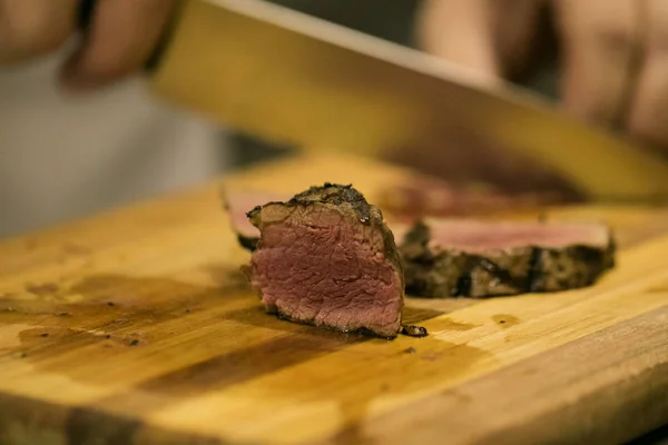 Close up image of a gourmet chef slicing beef — Stock Photo, Image