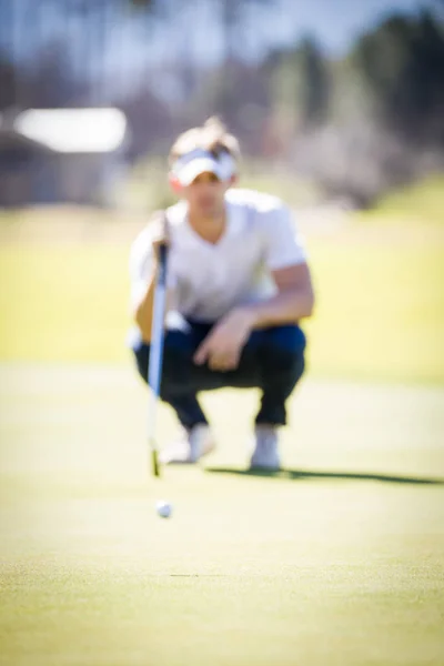 Golfista planeando su tiro al alfiler — Foto de Stock