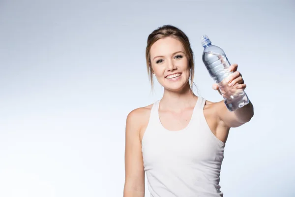 Bir su şişesi holding fitness modeli — Stok fotoğraf