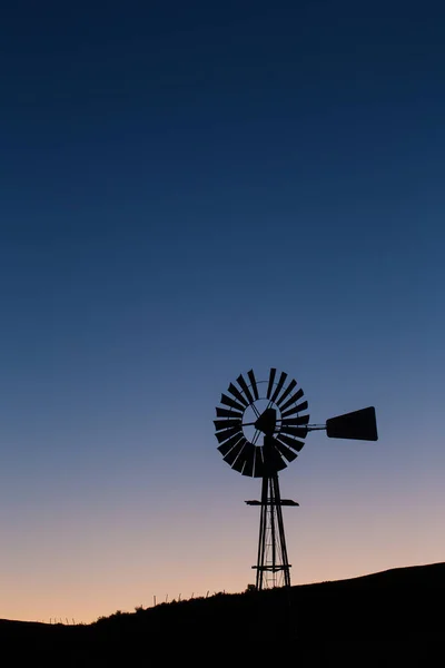 황혼에 Windmil 실루엣 — 스톡 사진