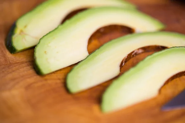 Закрыть здоровый зеленый и спелый авокадо — стоковое фото