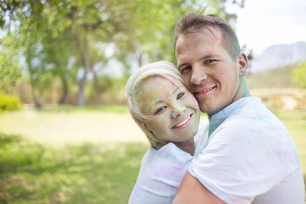 Paar spelen met kleurrijke verf poeder — Stockfoto