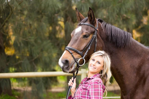 Schöne Eleganz Cowgirl mit Pferd — Stockfoto