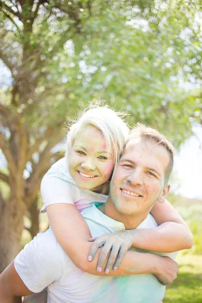 Pareja jugando con colorido polvo de pintura — Foto de Stock