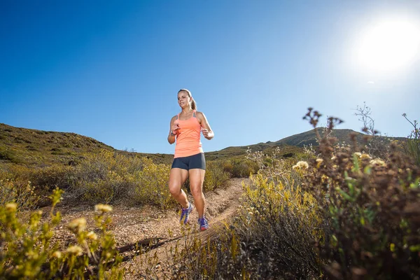 Triatleta corriendo por un sendero — Foto de Stock