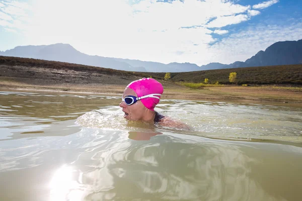 Triathletin schwimmt in einem Damm — Stockfoto