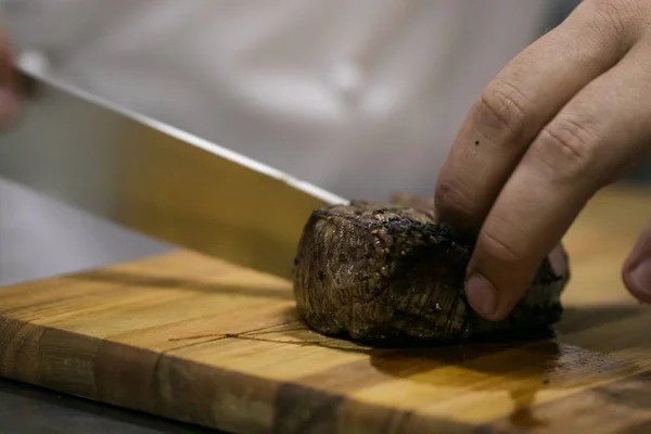 Крупный план изысканного шеф-повара, нарезающего говядину — стоковое фото