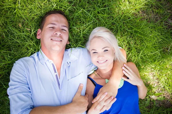 Pareja joven en un día de verano en un parque . — Foto de Stock