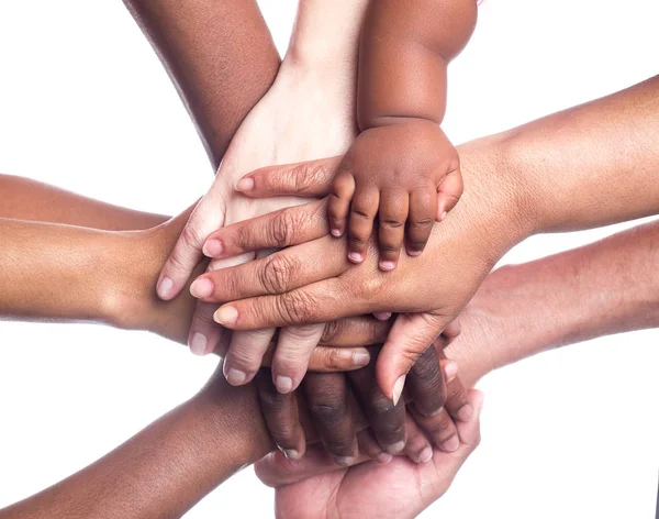 Menschen gemischter Rassen halten Händchen — Stockfoto