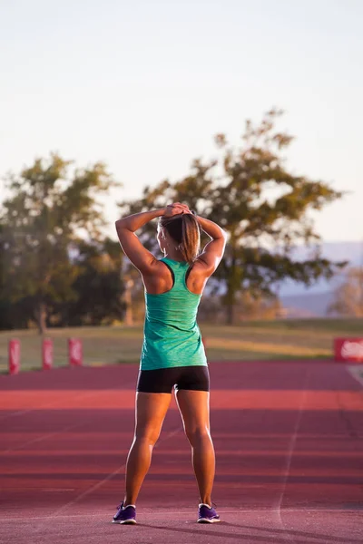 Atleta se para en una carrera de tartán — Foto de Stock