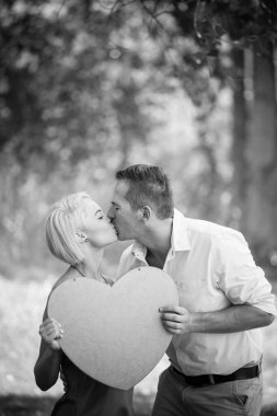 bir parkta bir yaz gününde genç Çift.