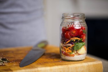 Bir kavanoz içinde sağlıklı taze salata