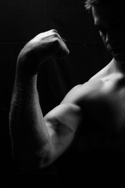 Erkek fitness modeli gösteren kaslar 
